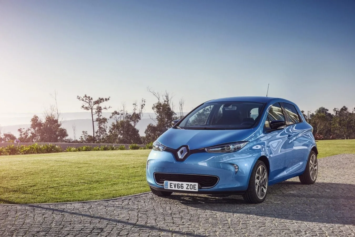 Renault announce new retail offers for April (2)